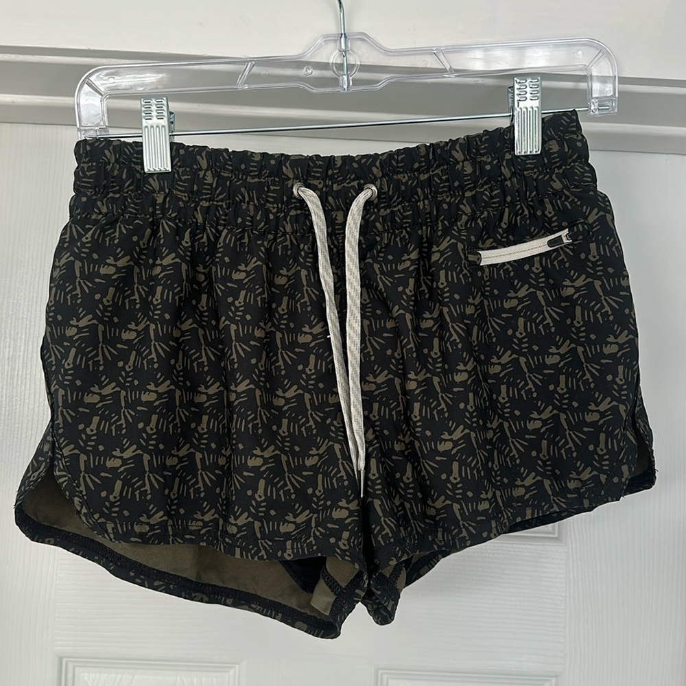 Vuori Clementine Shorts Black and Olive Pattern